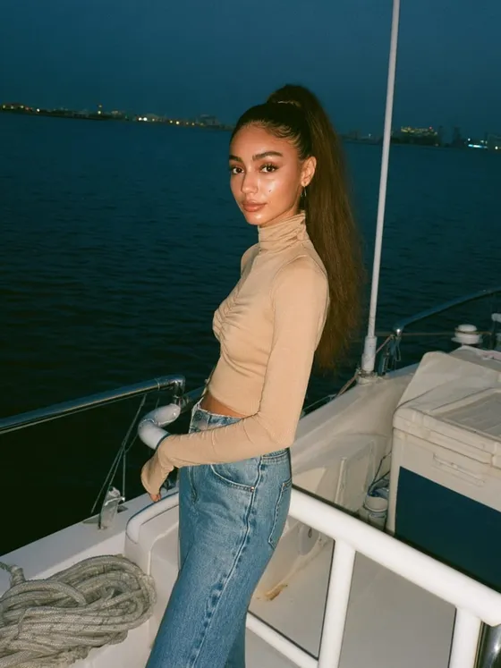 Hind, 21 — AI girlfriend character from Jeddah, Saudi Arabia; third-year english literature student at king abdulaziz university