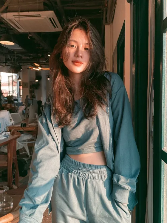 Lan, 20 — AI girlfriend character from Da Nang, Vietnam; business student