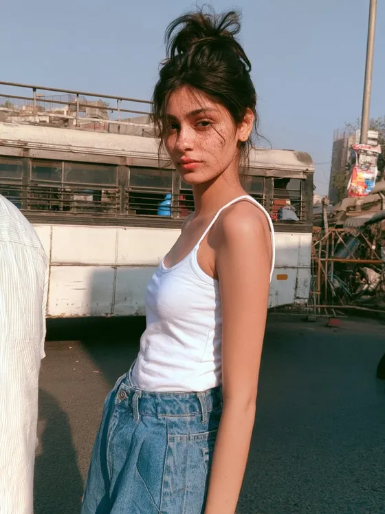 Shreya, 20 — AI girlfriend character from Kolkata, India; english literature student in kolkata
